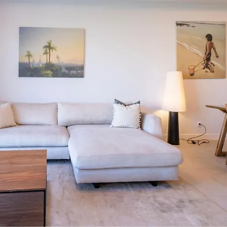 Escape To In Sleek 2-bedroom *