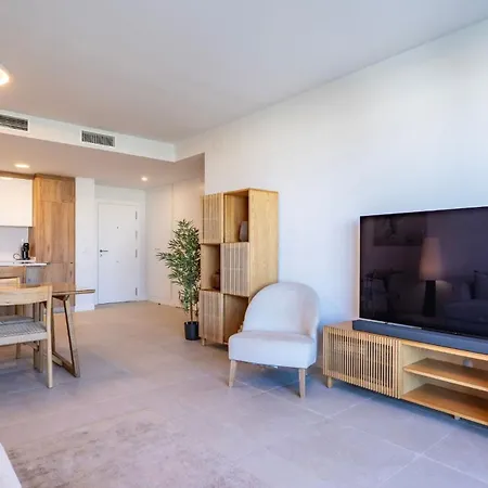 Escape To In Sleek 2-bedroom 에스테포나