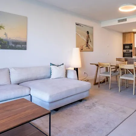 Escape To In Sleek 2-bedroom * 에스테포나