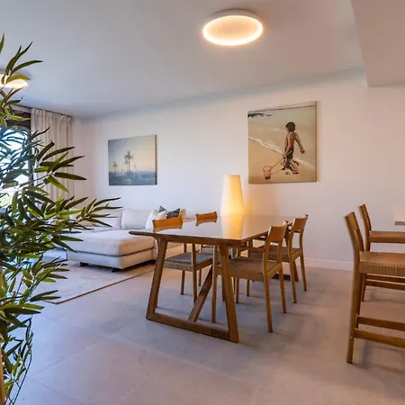 Escape To In Sleek 2-bedroom 아파트 *