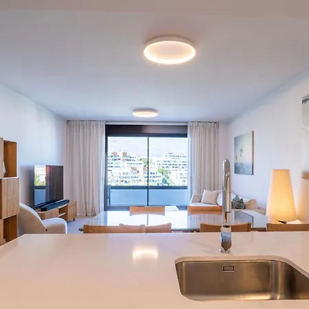 Escape To In Sleek 2-bedroom 아파트 *