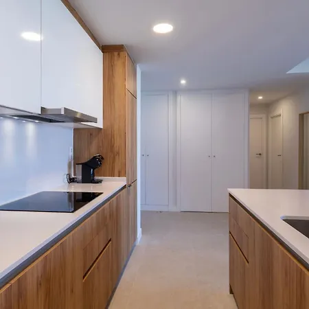 Escape To In Sleek 2-bedroom *