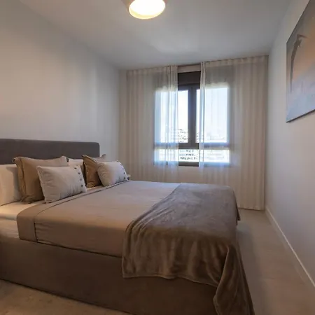 Escape To In Sleek 2-bedroom 에스테포나