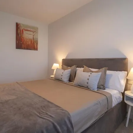 Escape To In Sleek 2-bedroom *