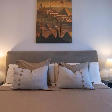 Escape To In Sleek 2-bedroom 아파트