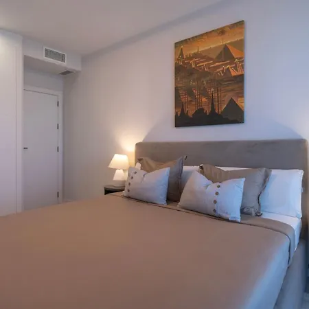 Escape To In Sleek 2-bedroom * 에스테포나