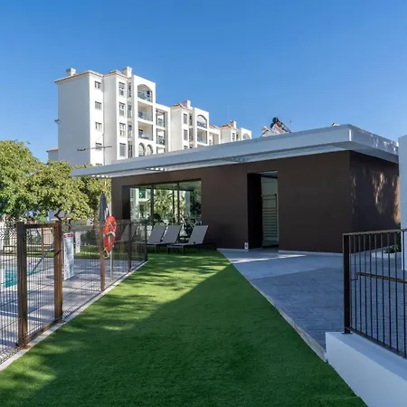 Escape To In Sleek 2-bedroom 아파트 에스테포나